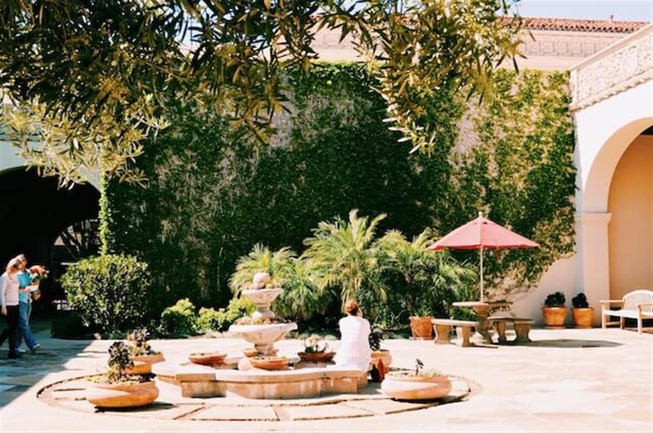 Skab den perfekte skyggefulde oase med en haveparasol